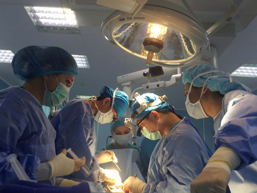 [사진] 세종병원 흉부외과 진료과장이 관상동맥우회술을 시행하고 있다.jpg