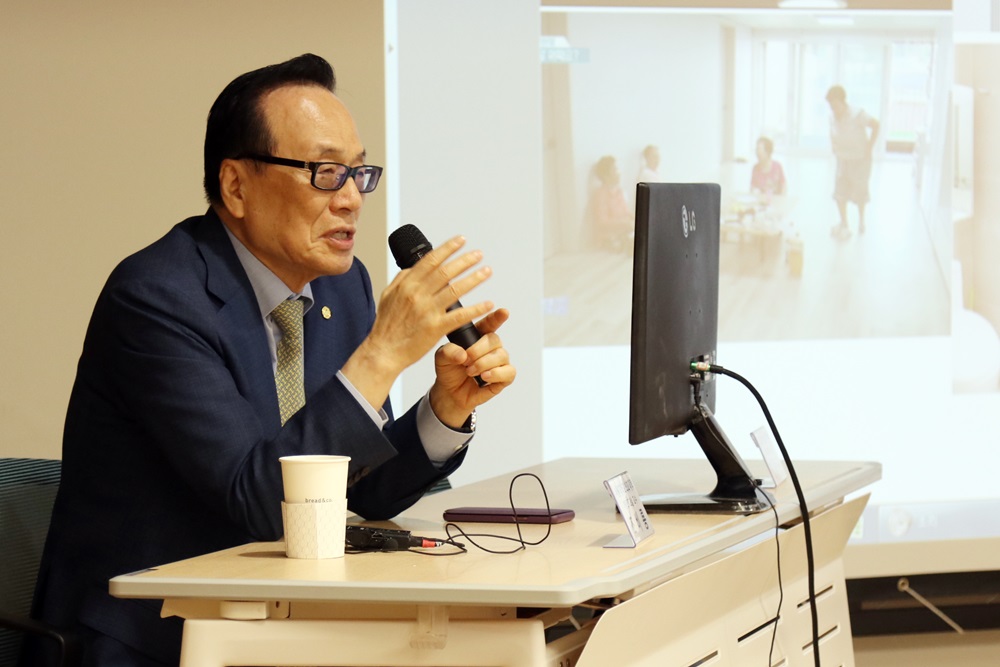 [사진] 허봉렬 부천시립노인전문병원장이 질의응답을 진행하고 있다.JPG