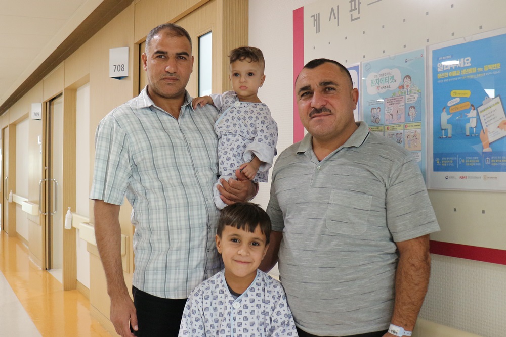 [사진2] 이라크 심장병 어린이와 보호자가 기념촬영을 하고 있다.JPG